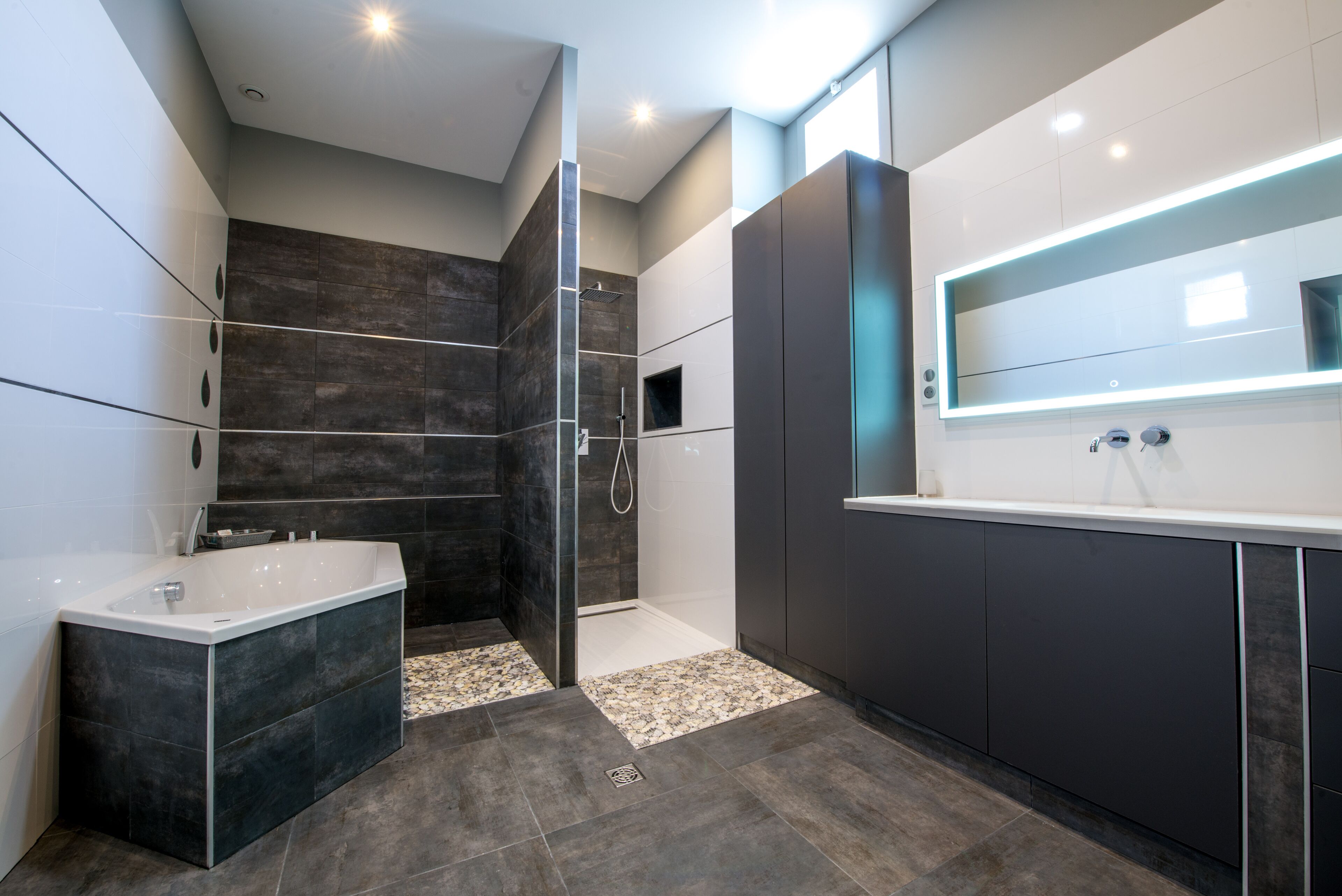 Combined shower/tub, hair dryer, towels, soap