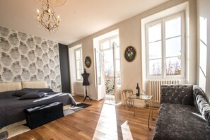 6 bedrooms, iron/ironing board, free WiFi, bed sheets