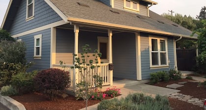 BLOSSOM VIEW COTTAGES: Luxurious 3 Bedroom + Den Near Theaters, Downtown