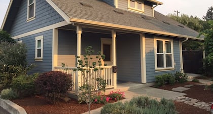 BLOSSOM VIEW COTTAGES: Luxurious 3 Bedroom + Den  Near Theaters, Downtown