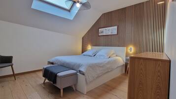 2 slaapkamers, geluiddichte muren, een strijkplank/strijkijzer