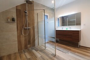 Douche, sèche-cheveux, chaussons, serviettes fournies