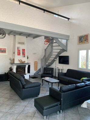 Téléviseur, foyer, livres, chaîne audio