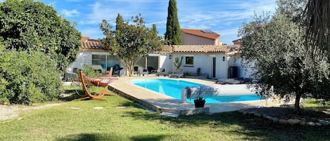 Een buitenzwembad en een verwarmd zwembad