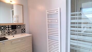 Een haardroger, handdoeken, zeep