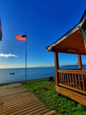 Property grounds - Waterfront Puget Sound cabin, minutes from Bainbridge Ferry to downtown Seattle (Suquamish)