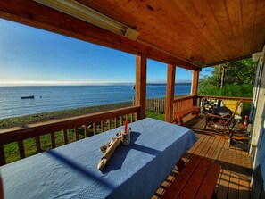 Outdoor dining - Waterfront Puget Sound cabin, minutes from Bainbridge Ferry to downtown Seattle (Suquamish)