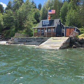 Exterior - Waterfront Puget Sound cabin, minutes from Bainbridge Ferry to downtown Seattle (Suquamish)