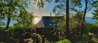 Waterfront Puget Sound cabin, minutes from Bainbridge Ferry to downtown Seattle