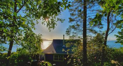 Waterfront Puget Sound cabin, minutes from Bainbridge Ferry to downtown Seattle