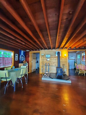 Dining - Waterfront Puget Sound cabin, minutes from Bainbridge Ferry to downtown Seattle (Suquamish)