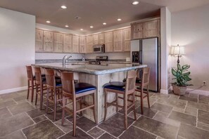 Coffee/tea maker, fridge, microwave, oven - Las Palmas Resort #802 | All-Inclusive Amenities (Saint George)
