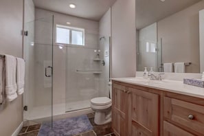 Dusche, Haartrockner, Handtücher