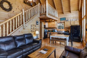 Smart TV, fireplace - 3 BR w/ New Furniture + Hot Tub, WiFi, Pool Access, Free Dollywood Tickets (Sevierville)