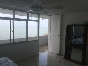 4 habitaciones, tabla de planchar con plancha, wifi y ropa de cama 