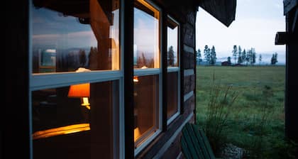 Maalaismainen Lodge -mökki, joka sijaitsee kauniissa Flathead laaksossa