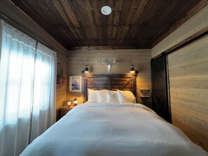 1 bedroom, iron/ironing board, free WiFi, bed sheets - Rustic Lodge Style Cabin located in the Beautiful Flathead Valley. (Whitefish)