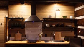 Réfrigérateur, micro-ondes, plaque de cuisson, cafetiÚre/bouilloire