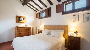 1 chambre, bureau, fer et planche Ă repasser, lit parapluie