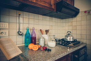 Réfrigérateur, micro-ondes, four, cafetière/bouilloire