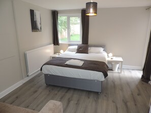5 bedrooms, desk, iron/ironing board, free WiFi