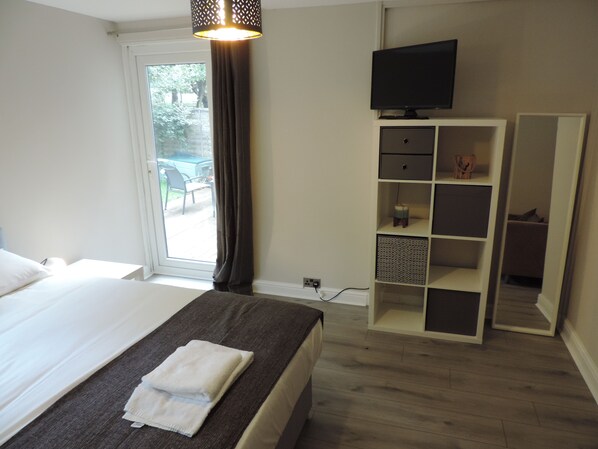 5 bedrooms, desk, iron/ironing board, free WiFi