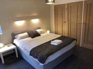5 habitaciones, escritorio, tabla de planchar con plancha y wifi gratis 