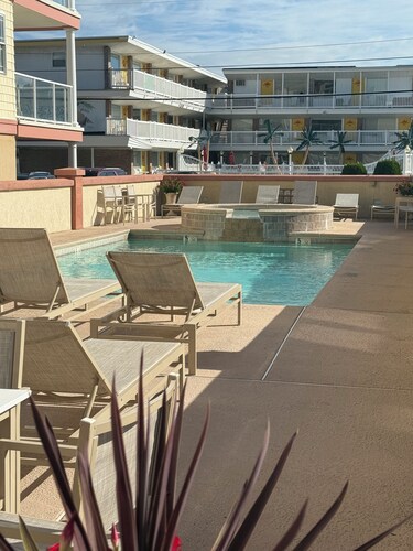 Spacious House with Pool, Oceanview, 3 Decks, 3 Master close to Ocean, Boardwalk