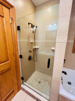 Combined shower/tub - Spacious House with Pool, Oceanview, 3 Decks, 3 Master close to Ocean, Boardwalk (Wildwood Crest)