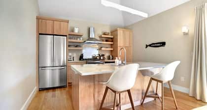 Light-Filled Romantic Cottage Close to Village, Beach, Bike Path, Nature Trails