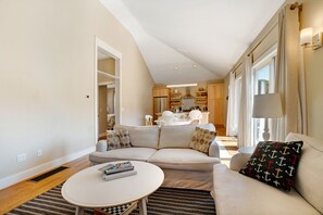 TV connectée, livres, vidéothèque