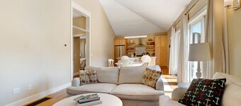 Light-Filled Romantic Cottage Close to Village, Beach, Bike Path, Nature Trails