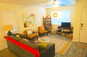 Smart-TV, bøker og stereoanlegg