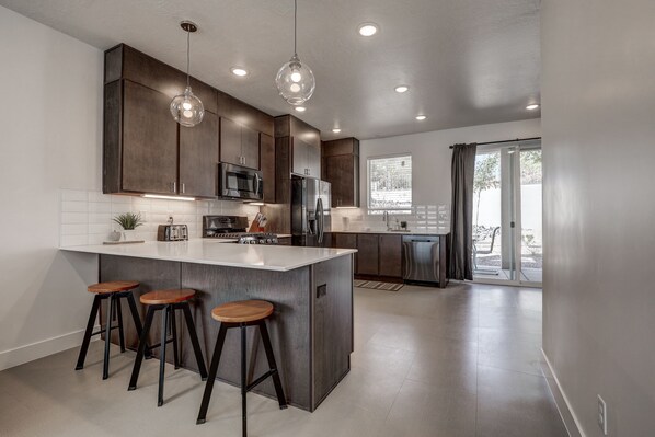 Jääkaappi, mikroaaltouuni, uuni, liesi