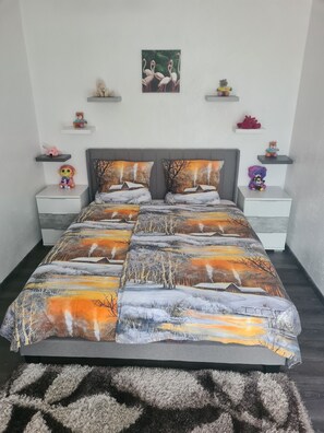 3 bedrooms, travel crib, free WiFi, bed sheets