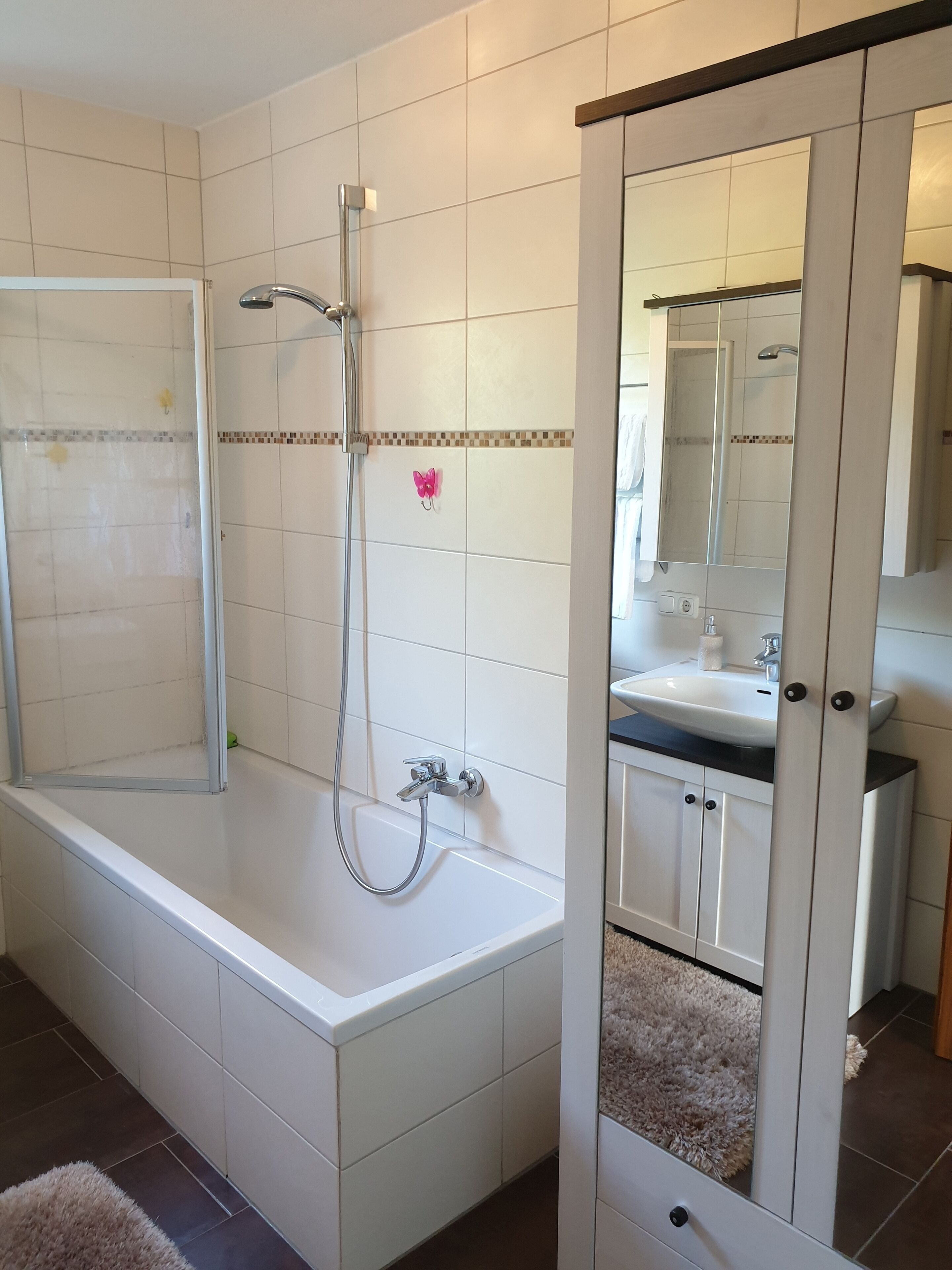Une salle de bain avec une baignoire, une douche et un lavabo.