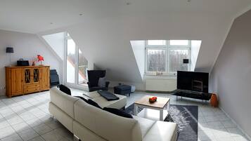 Smart-TV, DVD-Player, Bücher, Stereoanlage