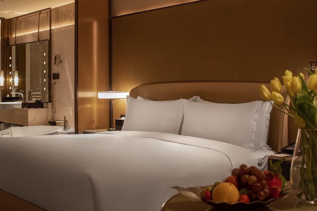 1 King Premium Club Lounge Access