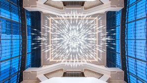 Ein modernes Interieur mit einer zentralen Lichtinszenierung, einem geometrischen Deckenmuster und großen Fenstern.