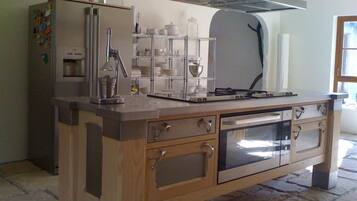 Cafetera y tetera y tetera eléctrica