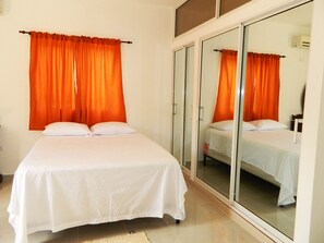 2 ห้องนอน, เครื่องนอนระดับพรีเมียม, มินิบาร์, ผ้าม่านกันแสง