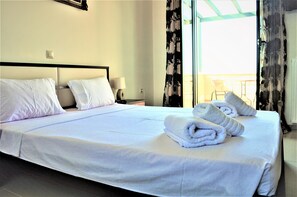 4 bedrooms, desk, soundproofing, iron/ironing board