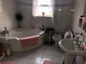 Basic Double Room | Bathroom