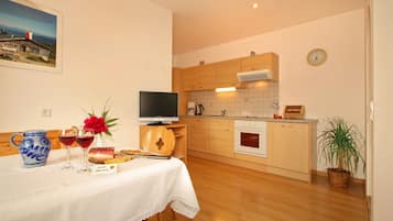 Een koelkast, een oven, een vaatwasser, een koffiezetapparaat/waterkoker