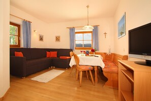 Fernseher, Tischtennisplatte, Bücher