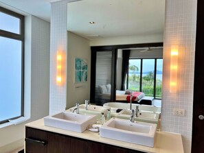 Villa Deluxe - 2 sovrum - privat pool | Badrum | Badkar och dusch, djupt badkar, gratis toalettartiklar och handdukar