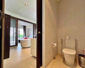Deluxe-Villa, 2 Schlafzimmer, eigener Pool | Badezimmer | Badewanne und Dusche (separat), Komfortbadewanne