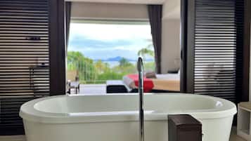 Villa Deluxe, 2 habitaciones, alberca privada | Baño | Tina y regadera independientes y tina profunda