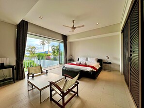 Caja de seguridad en la habitación y muebles diferentes