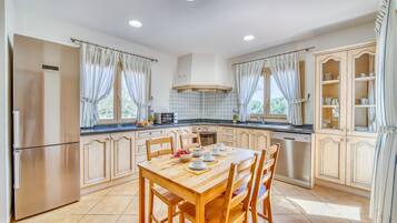 Een koelkast, een magnetron, een oven, een vaatwasser